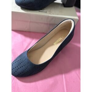 NIB Benassal Women's Navy Closed Toe Loafer Pump Shoe 6.5